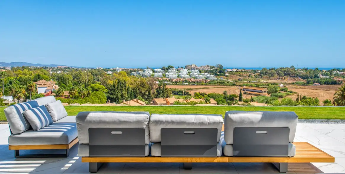 Sale of middle floor apartment in El Paraiso 16