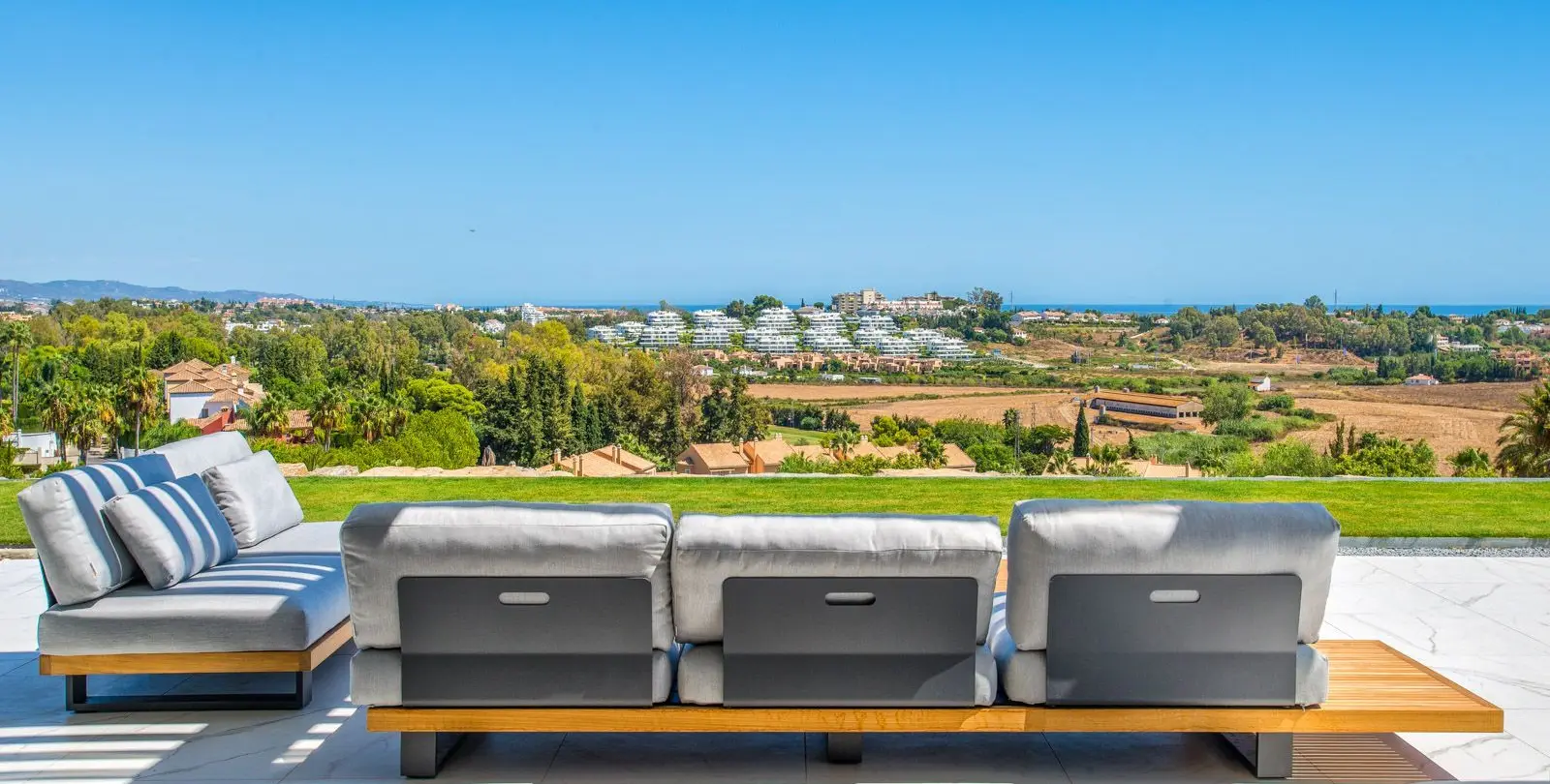 Venta de apartamento en planta media en El Paraiso 16