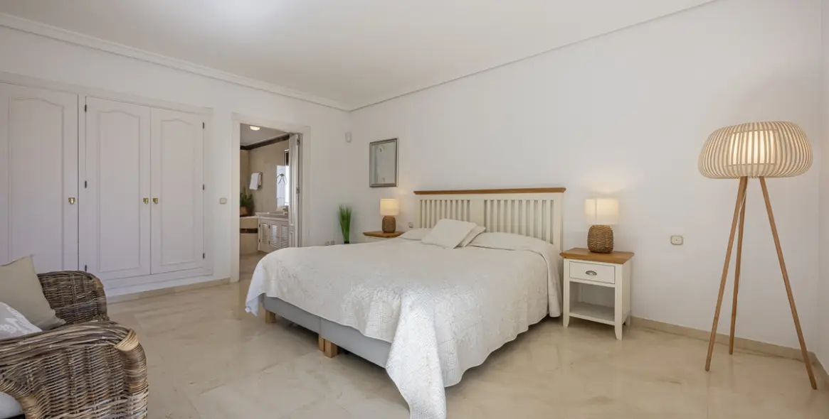 Venta de ático dúplex en Estepona 16