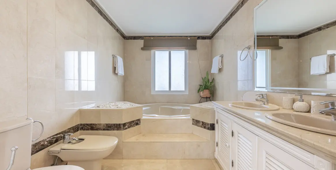 Venta de ático dúplex en Estepona 18