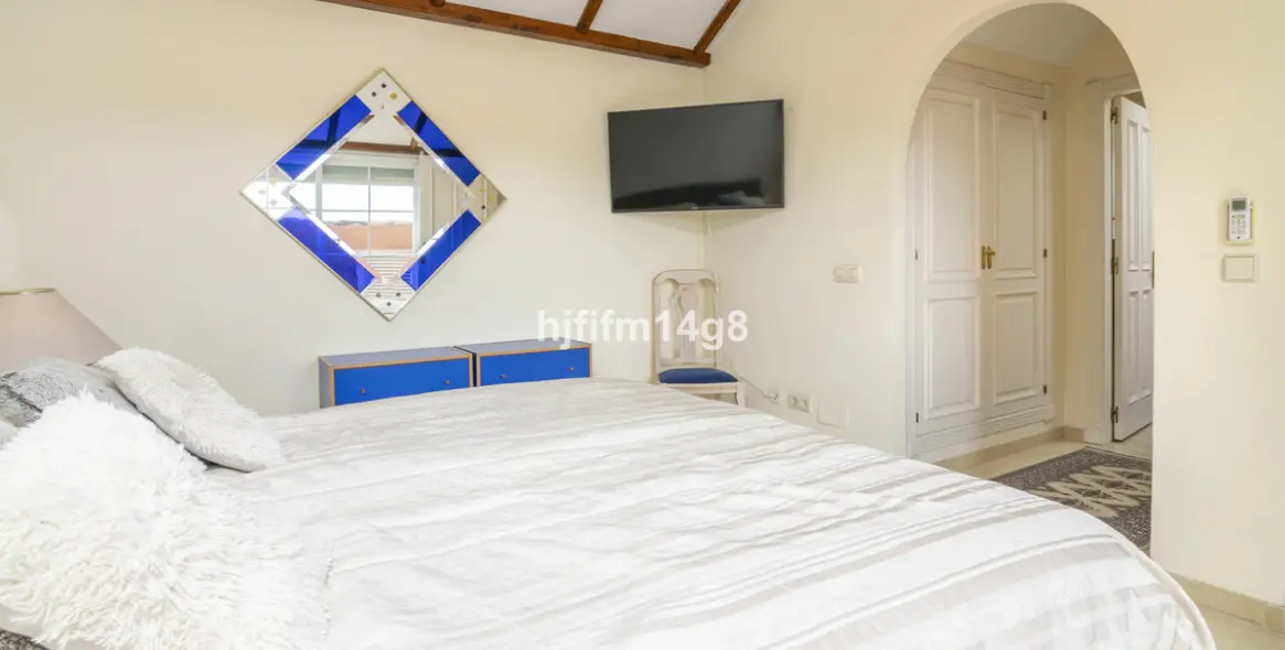 Sale of penthouse duplex in Nueva Andalucía 11