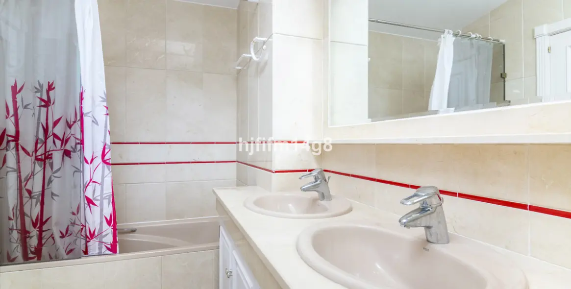 Sale of penthouse duplex in Nueva Andalucía 13