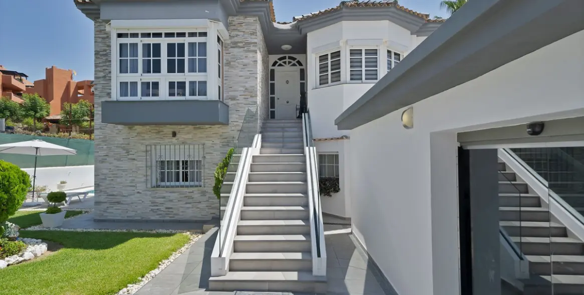 Sale of detached villa in Estepona 1