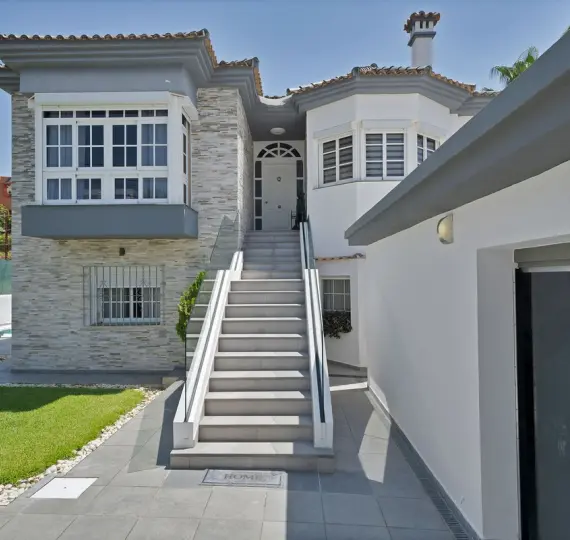 Продажа  отдельно стоящей виллы в Estepona