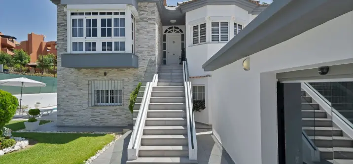 Продажа  отдельно стоящей виллы в Estepona 0