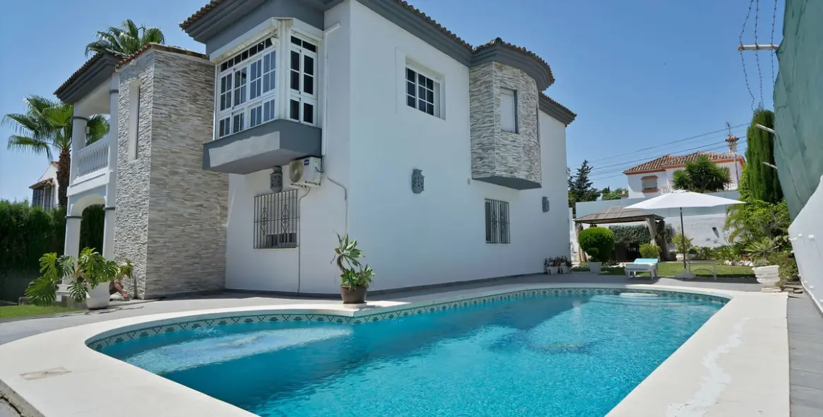 Sale of detached villa in Estepona 2