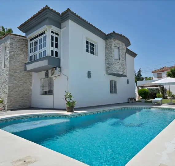 Продажа  отдельно стоящей виллы в Estepona