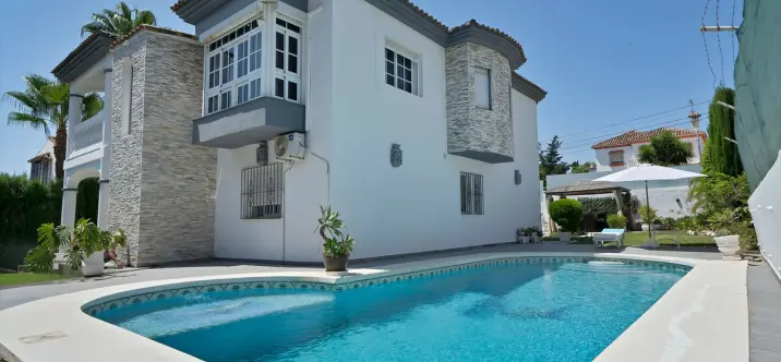 Продажа  отдельно стоящей виллы в Estepona 1