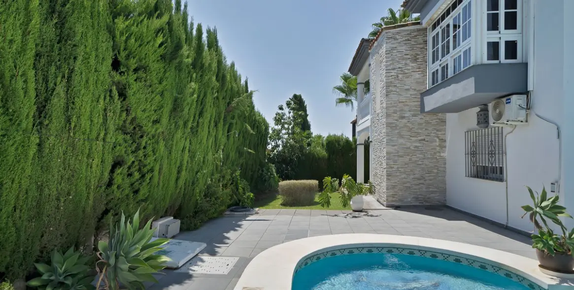 Sale of detached villa in Estepona 3