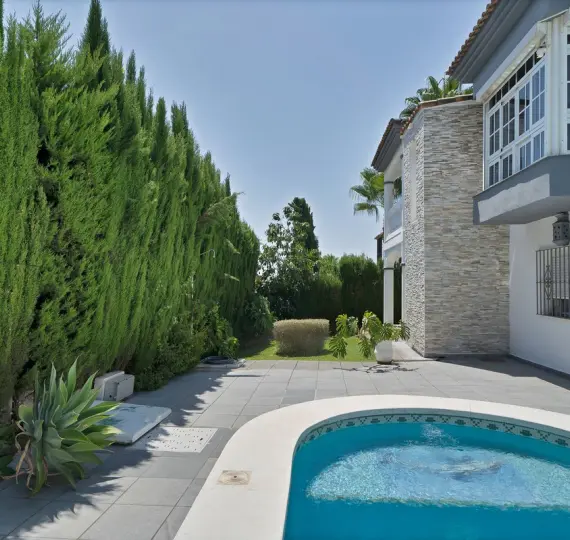 Продажа  отдельно стоящей виллы в Estepona