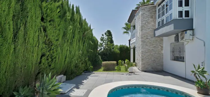 Продажа  отдельно стоящей виллы в Estepona 2