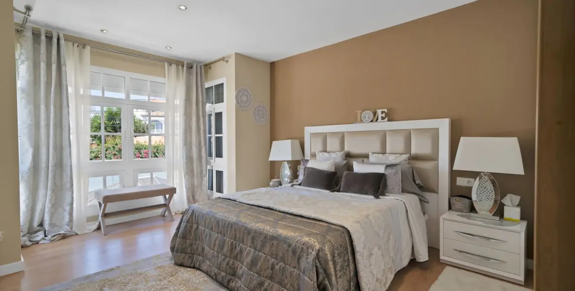 Продажа  отдельно стоящей виллы в Estepona 24