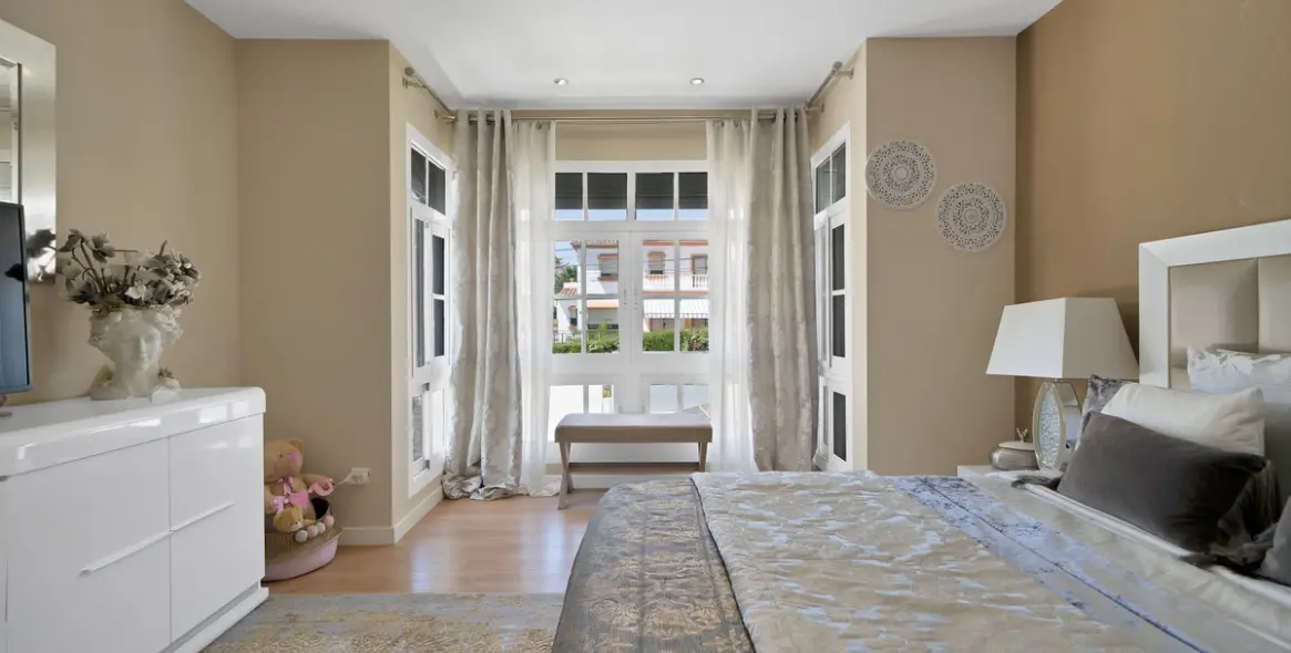 Продажа  отдельно стоящей виллы в Estepona 25