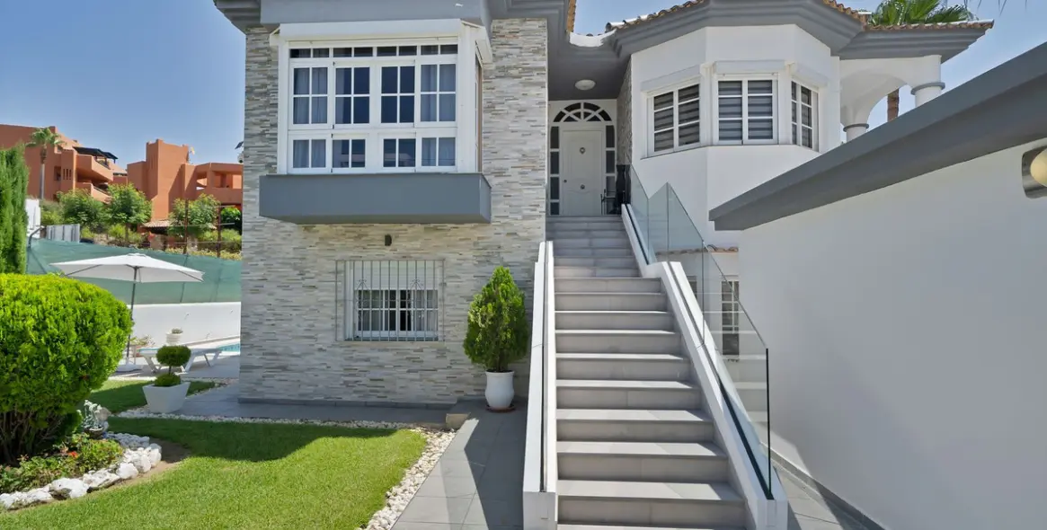 Продажа  отдельно стоящей виллы в Estepona 48