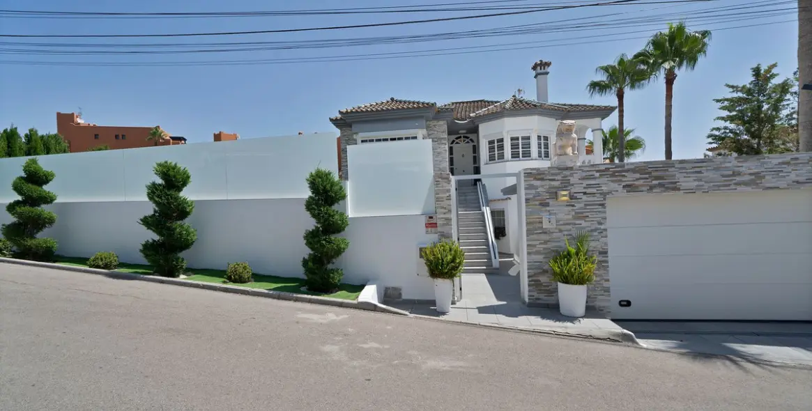 Продажа  отдельно стоящей виллы в Estepona 50