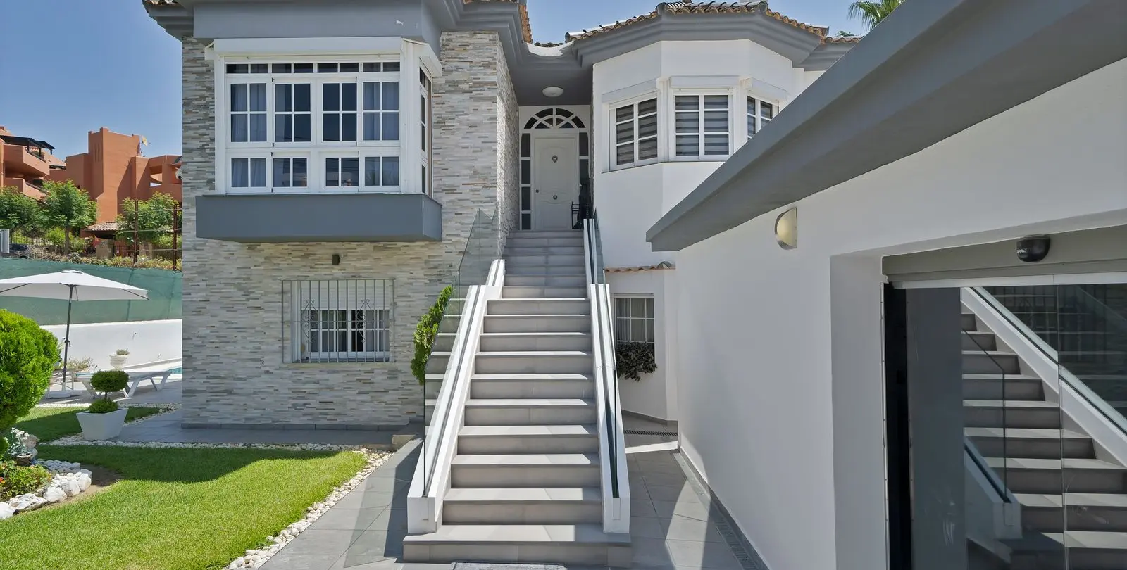 Sale of detached villa in Estepona 1