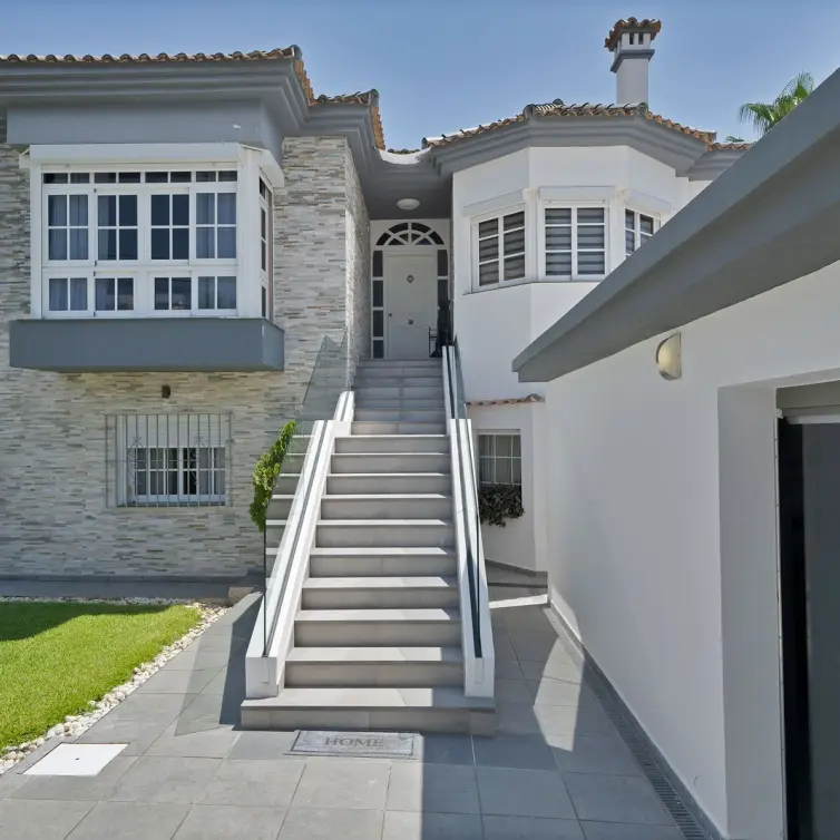 Sale of detached villa in Estepona