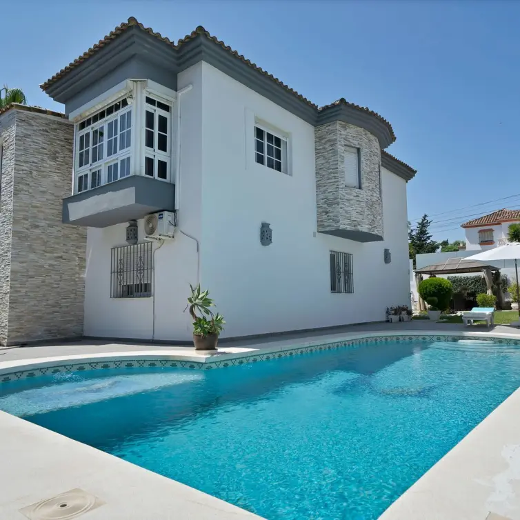 Sale of detached villa in Estepona