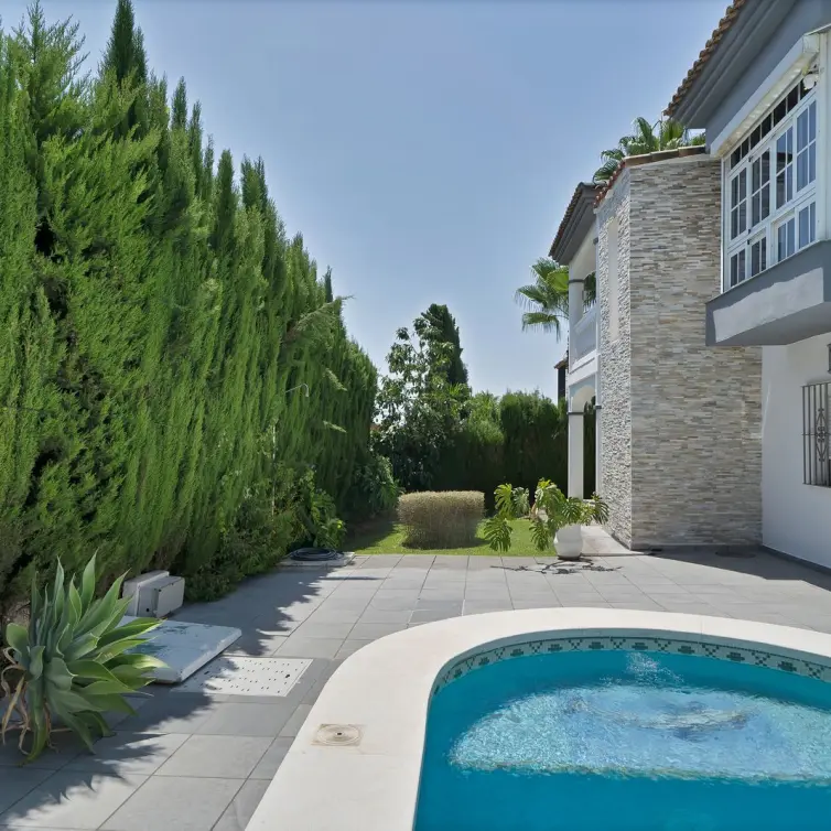 Sale of detached villa in Estepona