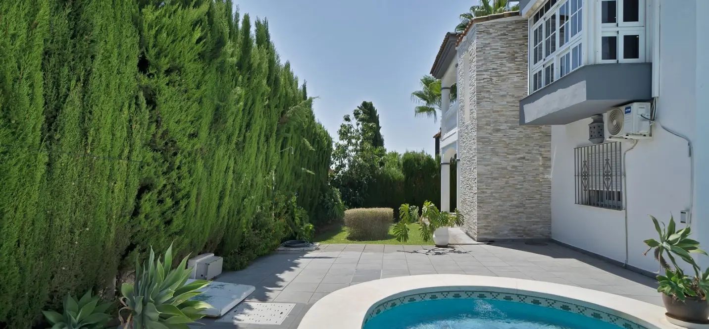 Sale of detached villa in Estepona 2