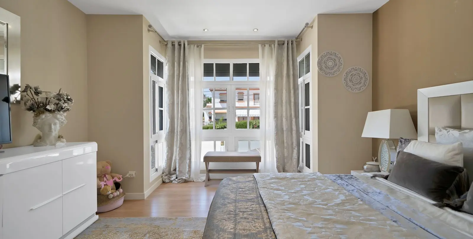 Sale of detached villa in Estepona 25