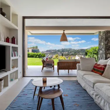 Sale of ground floor apartment in Benahavís