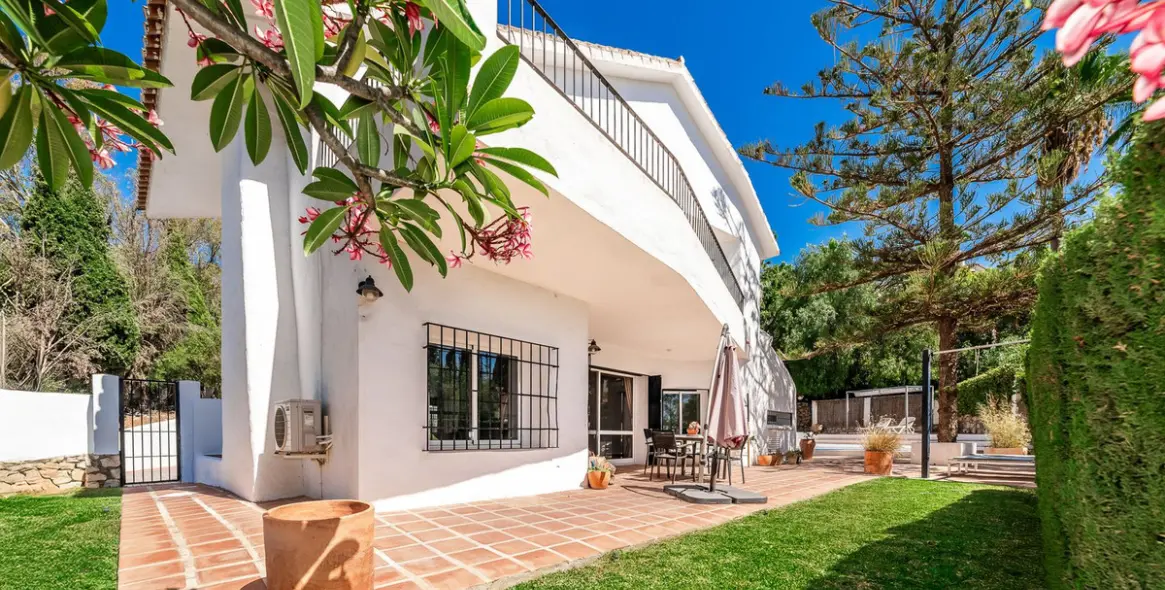 Продажа  отдельно стоящей виллы в El Coto 4