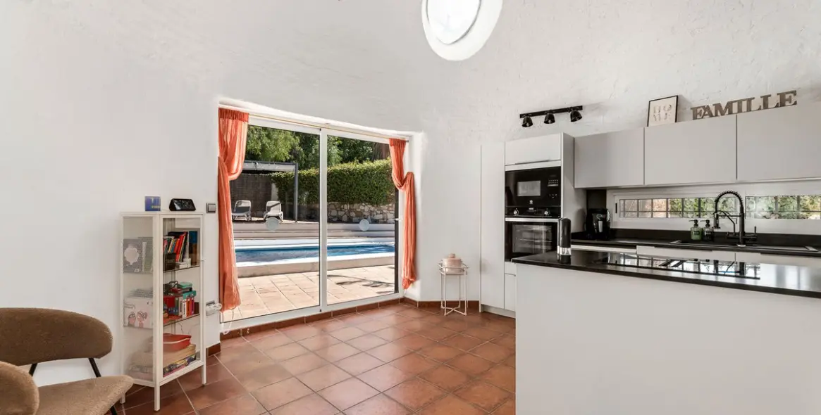 Продажа  отдельно стоящей виллы в El Coto 15