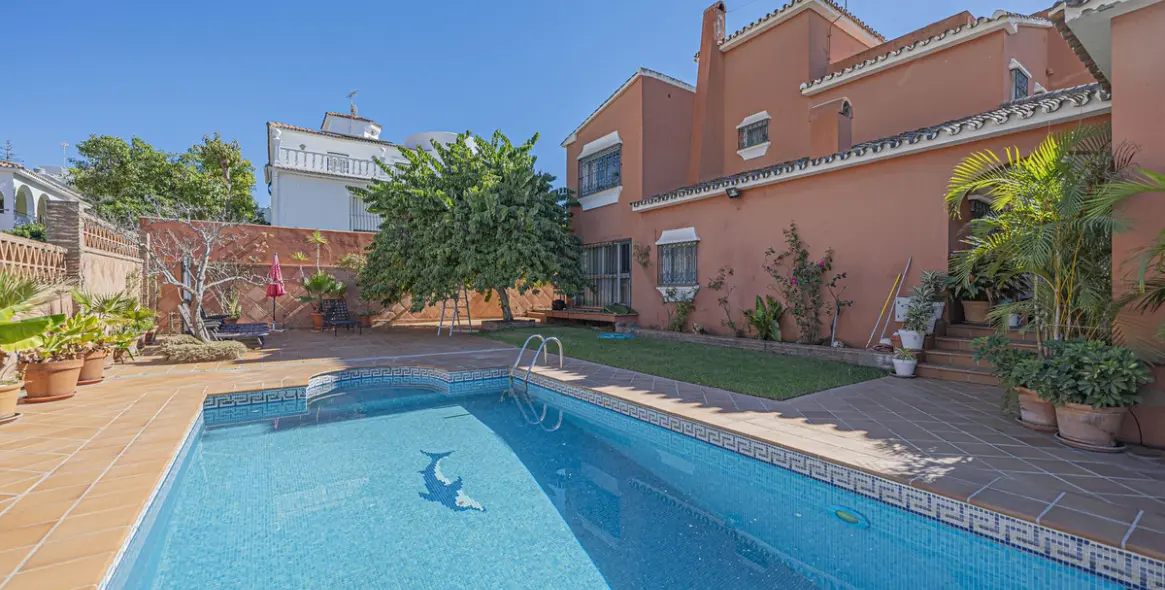 Продажа  отдельно стоящей виллы в Marbella (район Marbella) 1