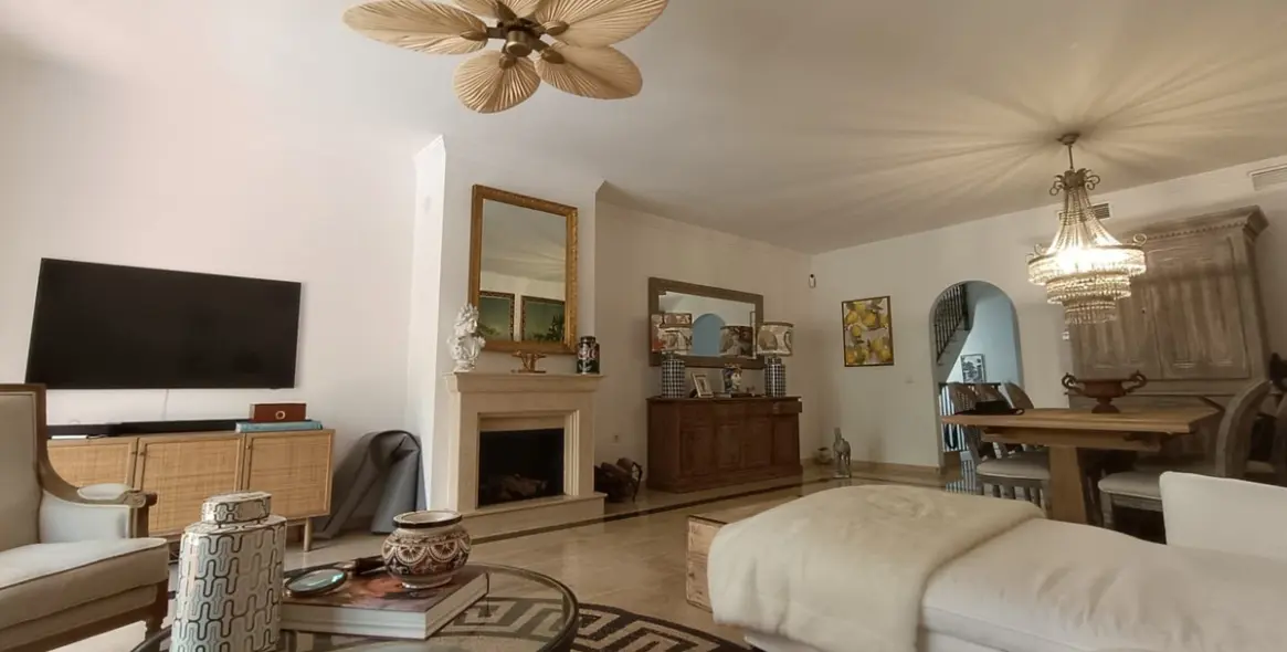 Продажа дома на две семьи в Nagüeles 18