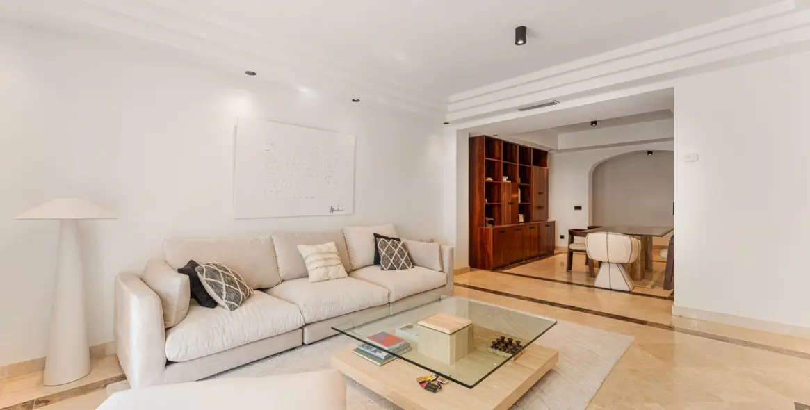 Sale of middle floor apartment in Sierra Blanca 4