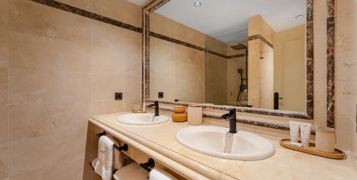 Sale of middle floor apartment in Sierra Blanca 17