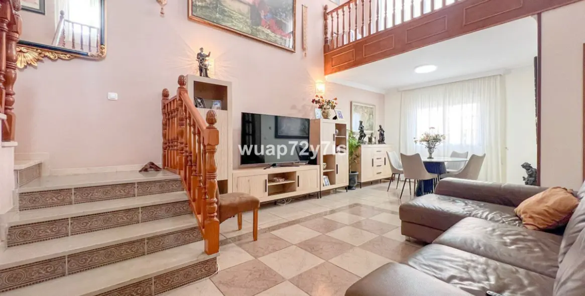 Продажа дома на две семьи в Estepona 5