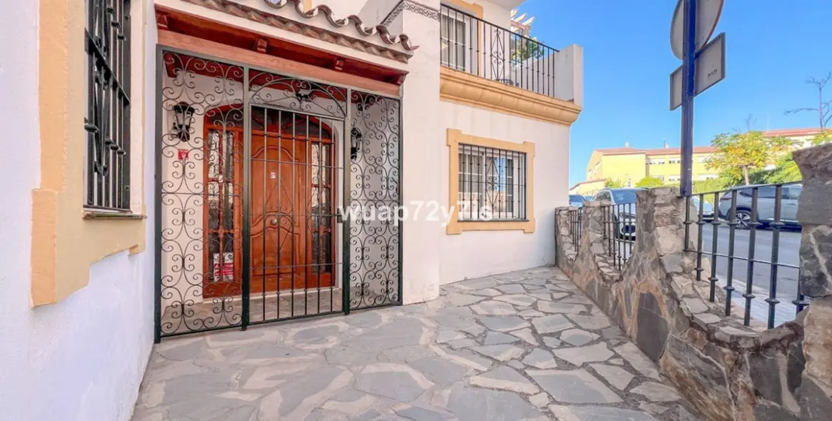 Продажа дома на две семьи в Estepona 33