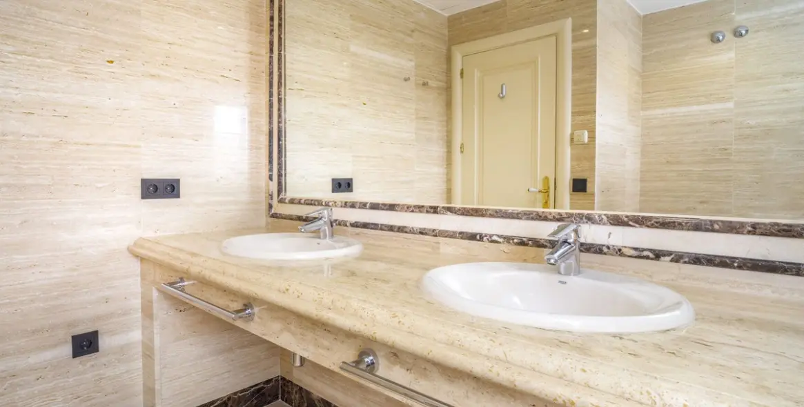 Продажа двухуровневого пентхауса в Marbella 33