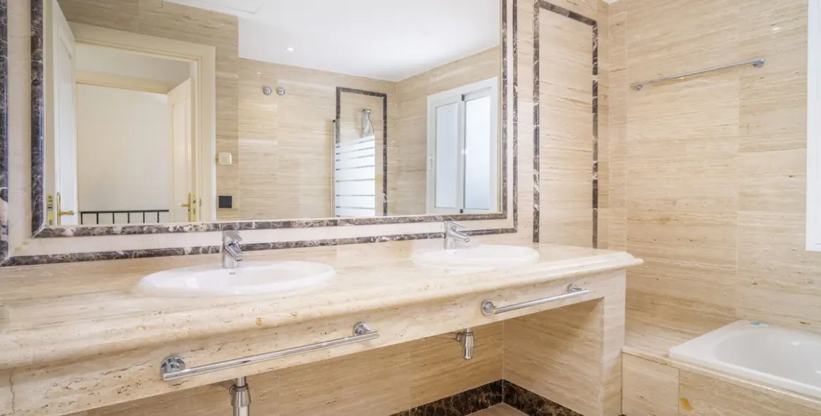 Продажа двухуровневого пентхауса в Marbella 34