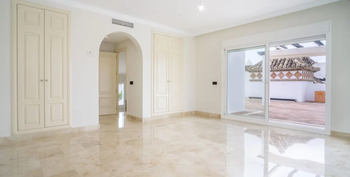 Продажа двухуровневого пентхауса в Marbella 37