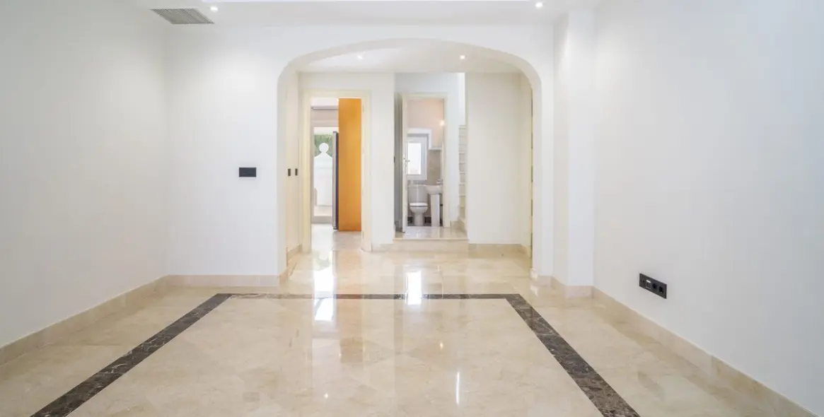 Продажа двухуровневого пентхауса в Marbella 39