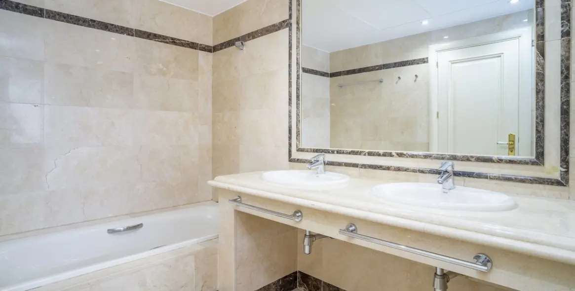 Продажа двухуровневого пентхауса в Marbella 42