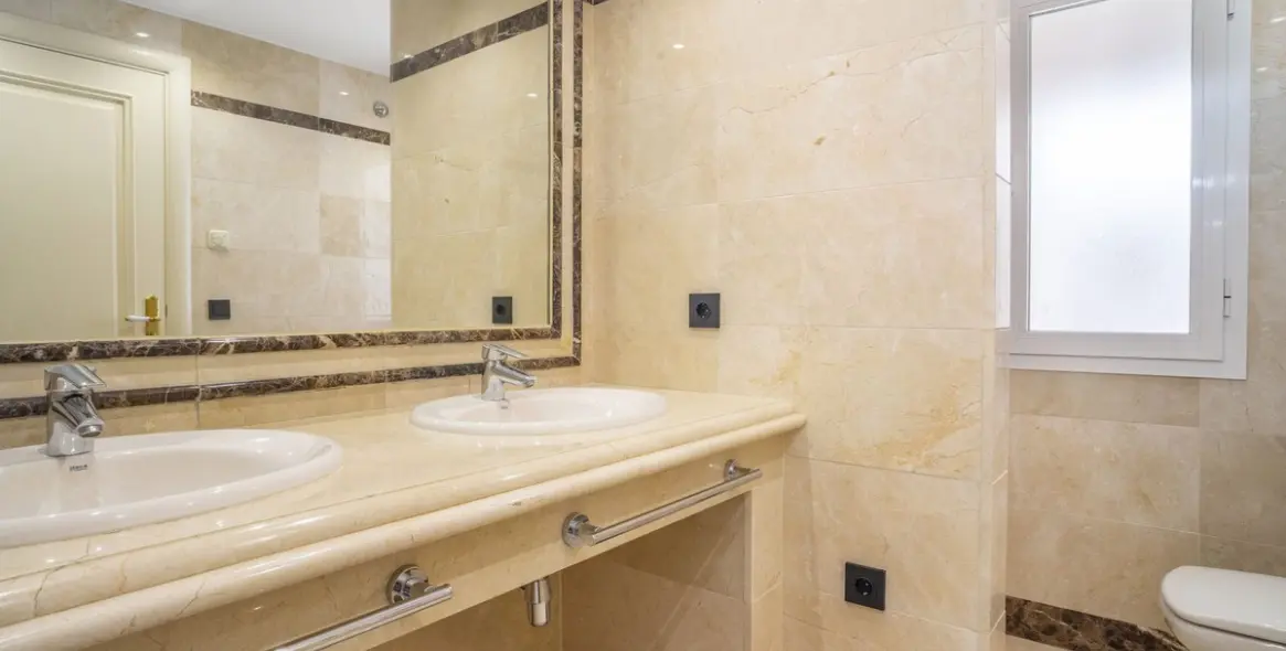 Продажа двухуровневого пентхауса в Marbella 43