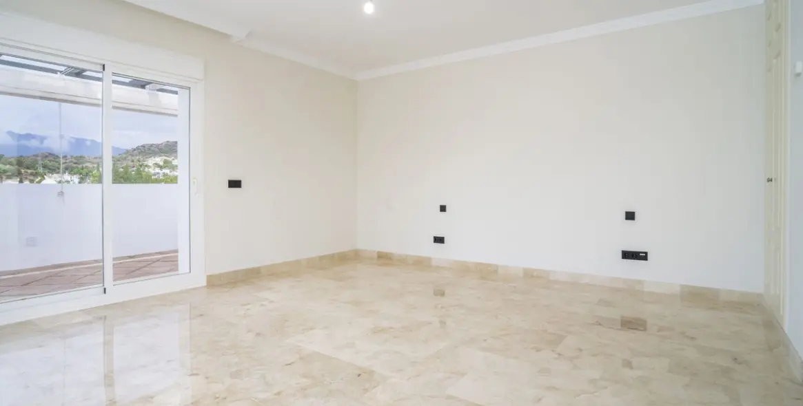 Продажа двухуровневого пентхауса в Marbella 45