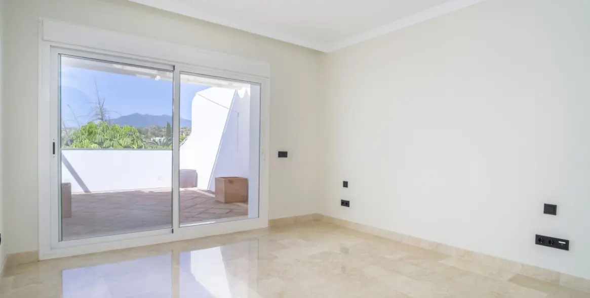 Продажа двухуровневого пентхауса в Marbella 46