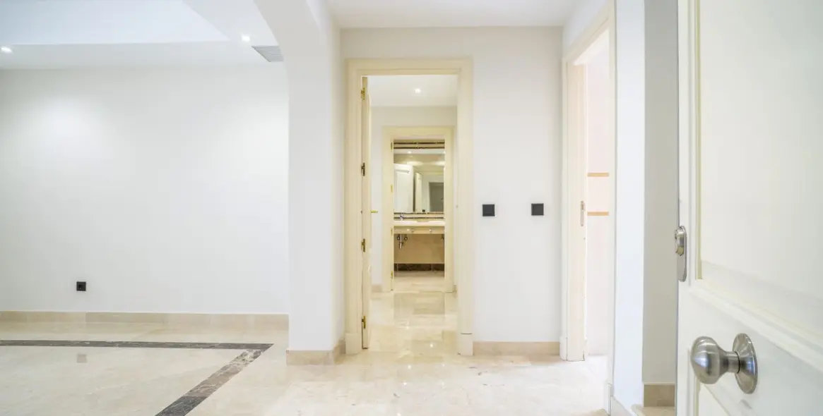 Продажа двухуровневого пентхауса в Marbella 61