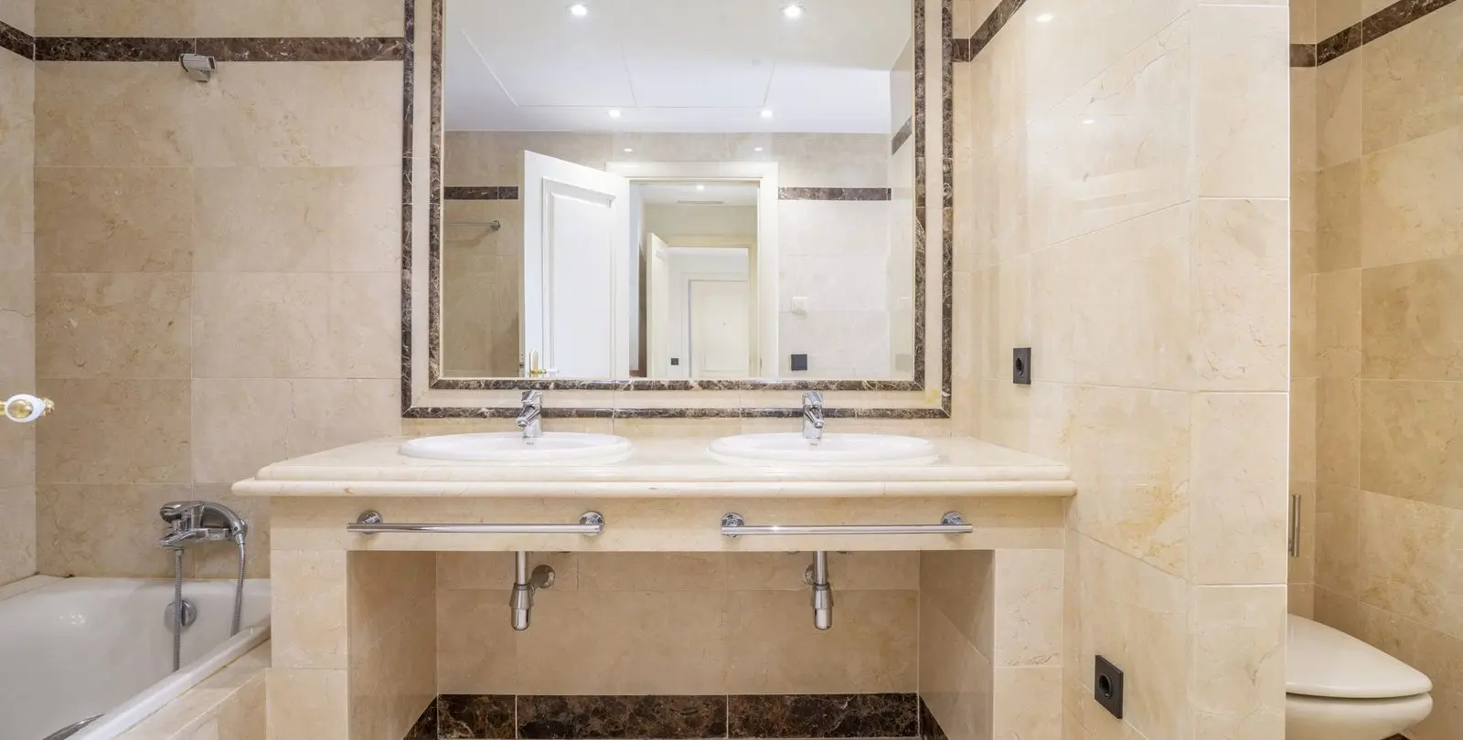 Продажа двухуровневого пентхауса в Marbella 41