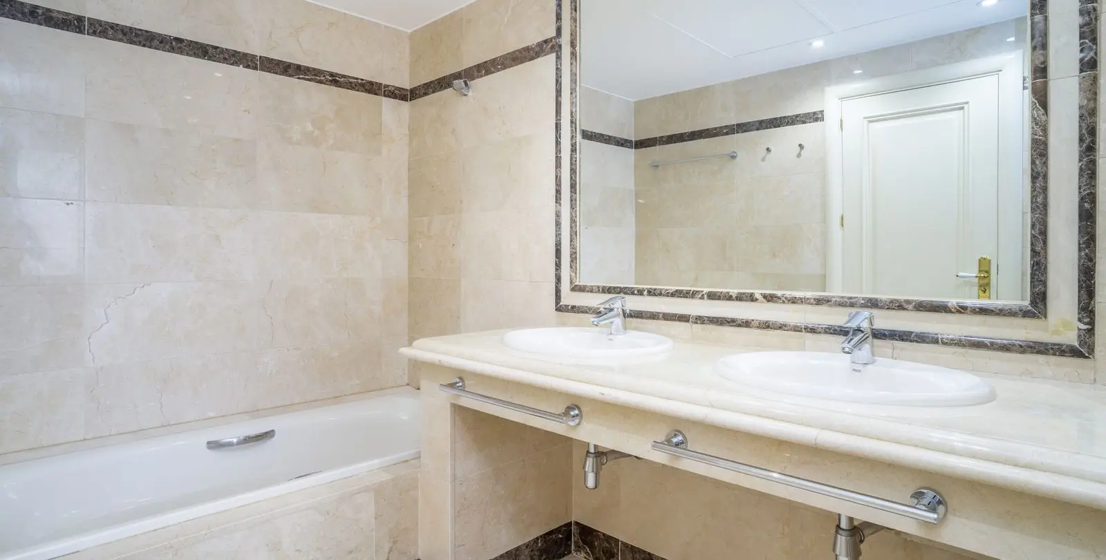 Venta de ático dúplex en Marbella 42