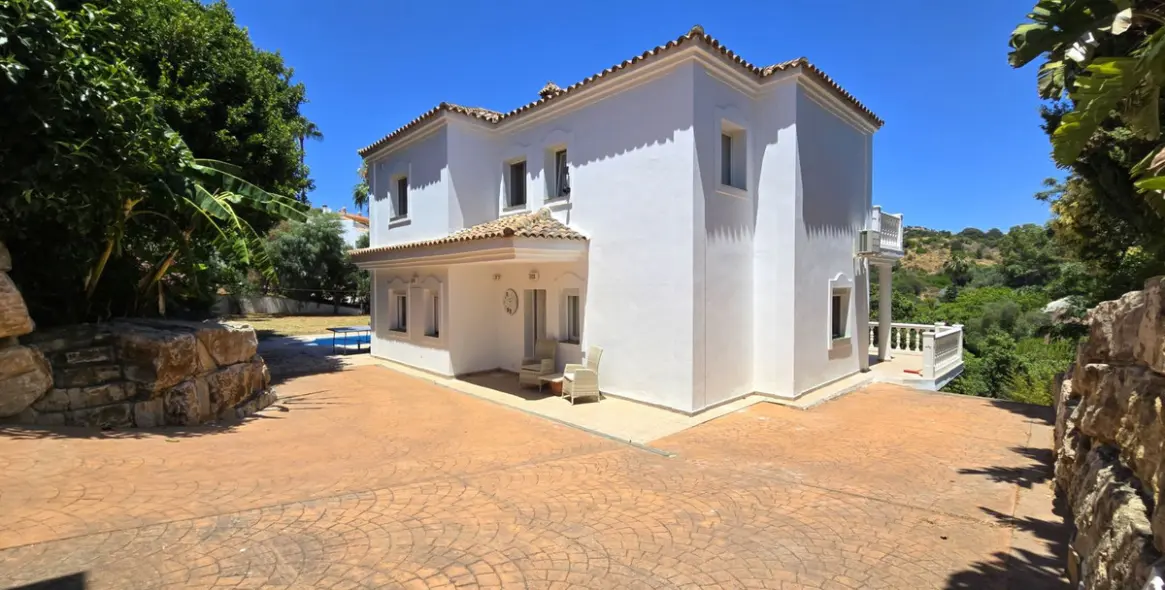 Продажа  отдельно стоящей виллы в Calahonda 2