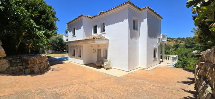 Sale of detached villa in Calahonda 1