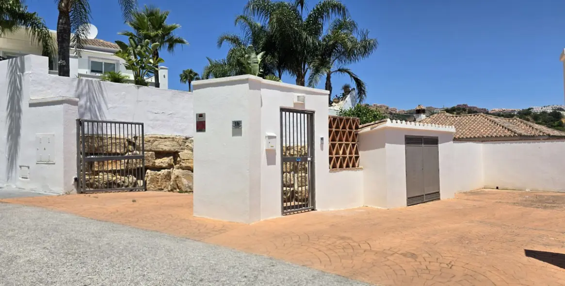 Продажа  отдельно стоящей виллы в Calahonda 4