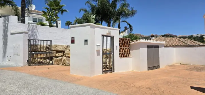 Sale of detached villa in Calahonda 3