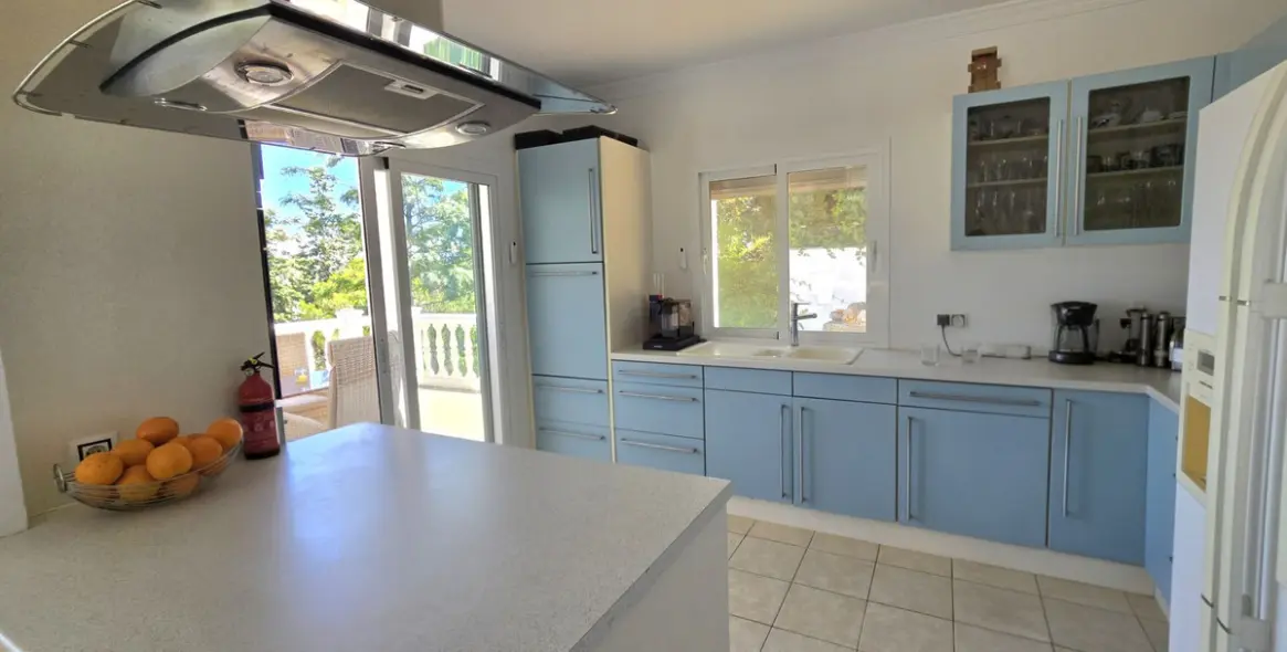 Продажа  отдельно стоящей виллы в Calahonda 10